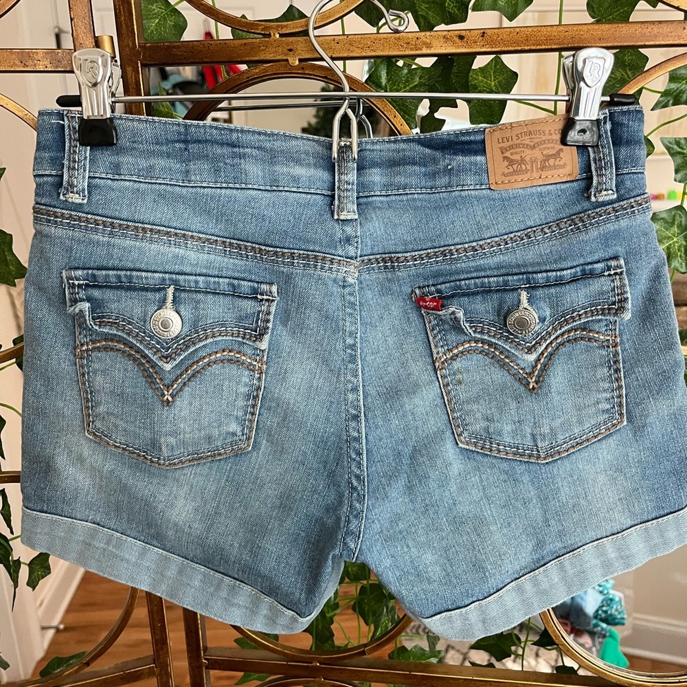 Levi’s denim “shorty short”